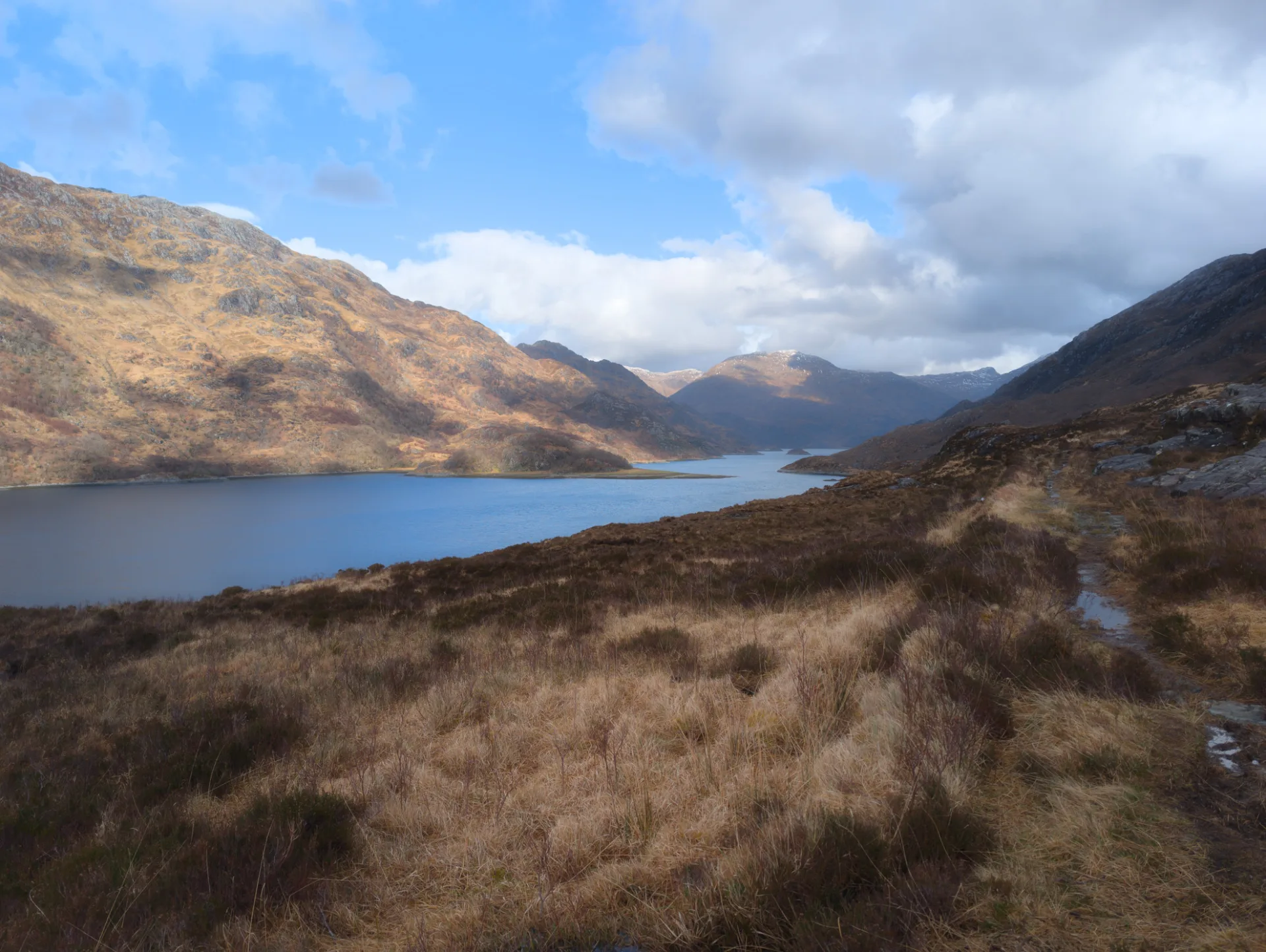 Loch Hourn – klassisches Panorama mit Schneebergen am Ende